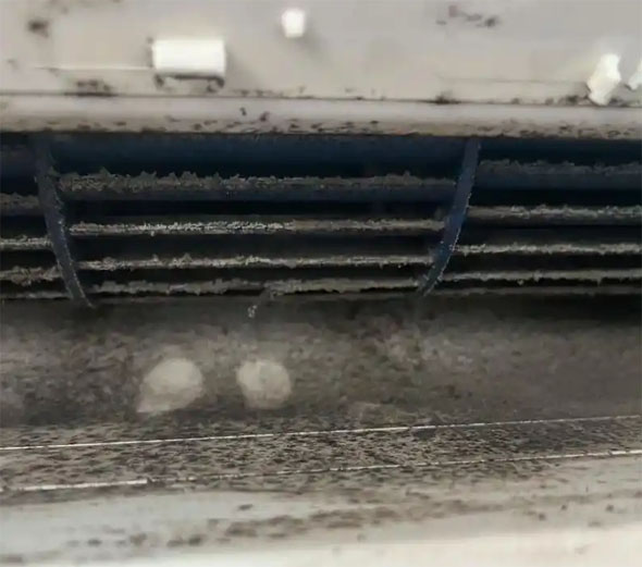 松江空调吹的风有股烧焦味是怎么回事